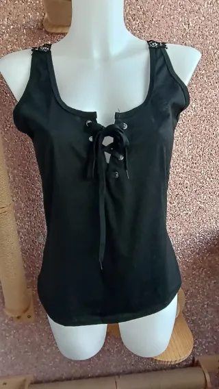 Camiseta negra con encaje en espalda