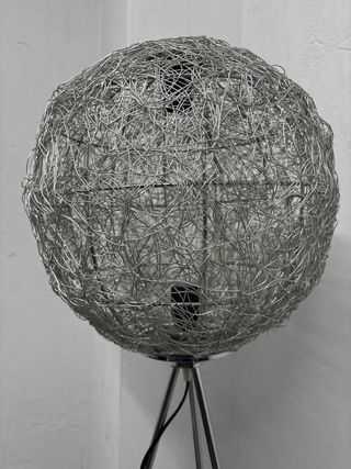 Lámpara de pie esférica de metal