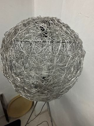 Lámpara de pie esférica de metal