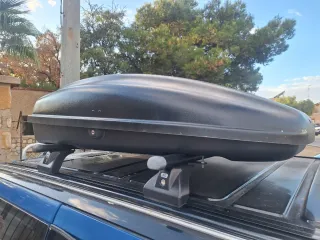 Cofre de techo coche negro