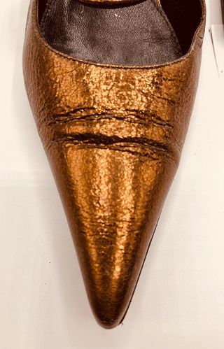 Décolleté a punta in pelle martellata bronzo