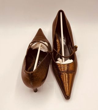 Décolleté a punta in pelle martellata bronzo