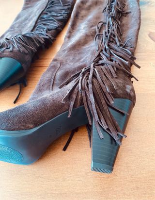 Botas de piel marrones con flecos