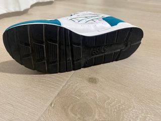 Zapatillas Asics Blancas y Turquesa