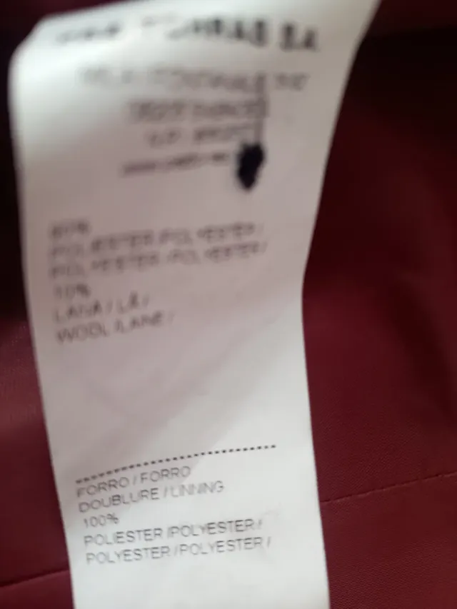 Abrigo de rayas rojas y negras