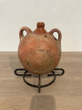 Botija antigua de barro redonda