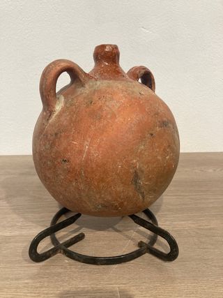 Botija antigua de barro redonda