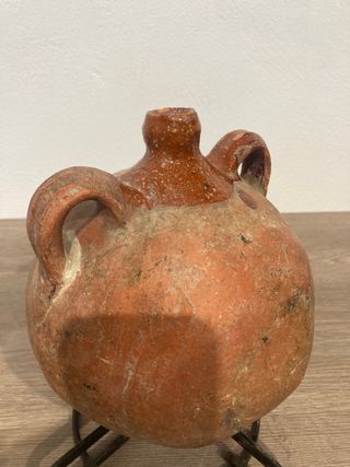 Botija antigua de barro redonda