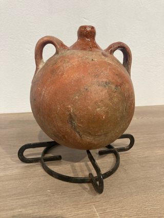 Botija antigua de barro redonda
