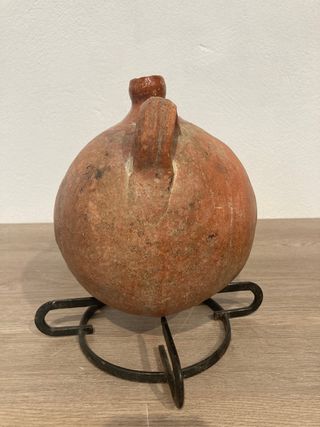 Botija antigua de barro redonda