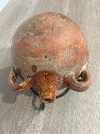 Botija antigua de barro redonda