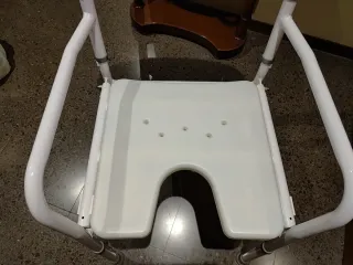 Silla de ducha blanca adaptable. Usada 1 cop!
