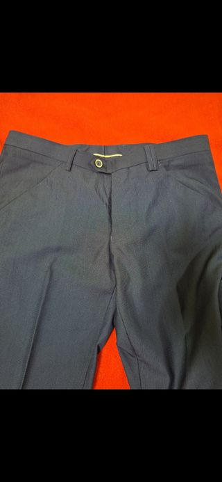 Traje gris con finas rayas