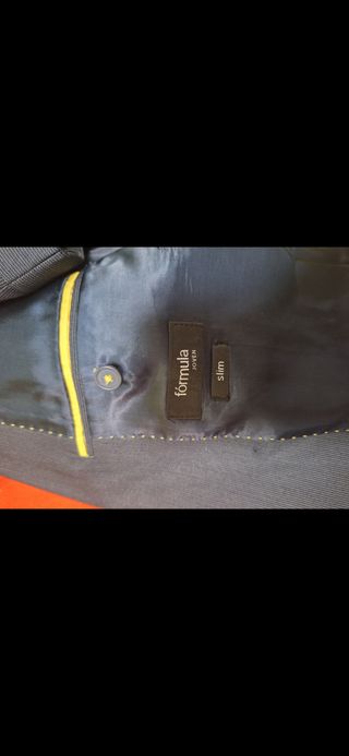 Traje gris con finas rayas