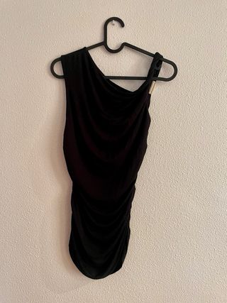 Camiseta negra con detalle metálico