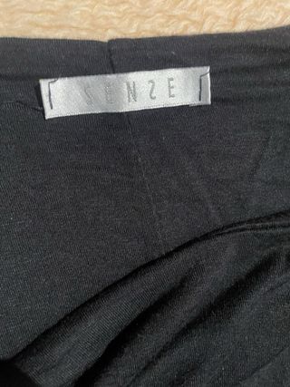 Camiseta negra con detalle metálico