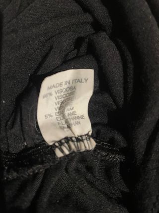 Camiseta negra con detalle metálico