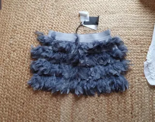 Falda de mujer con plumas