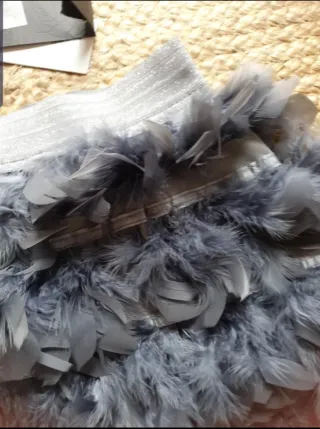 Falda de mujer con plumas