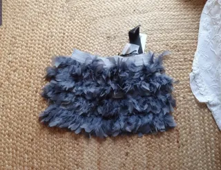 Falda de mujer con plumas