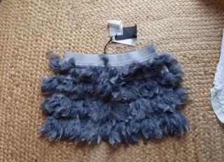 Falda de mujer con plumas