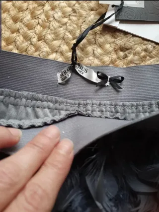 Falda de mujer con plumas