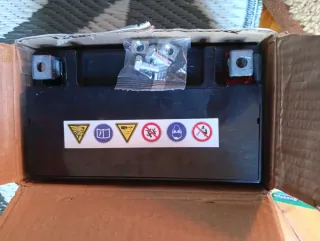 Batería Magneti Marelli YTX7A-BS AGM