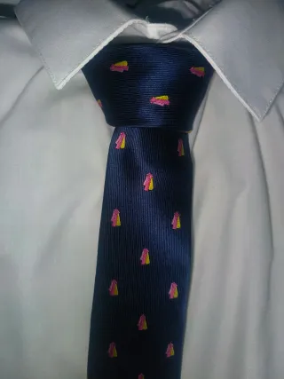 Corbata azul con bordado de Capotes.