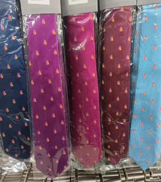 Corbata azul con bordado de Capotes.