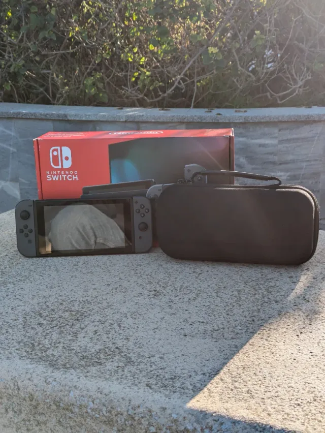 Nintendo Switch V2 con caja, funda y 2 juegos