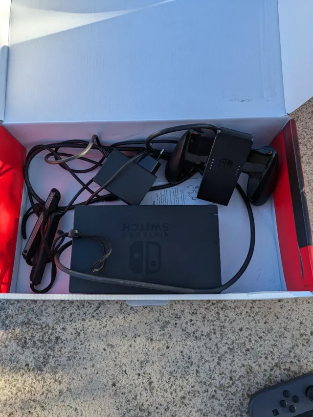 Nintendo Switch V2 con caja, funda y 2 juegos