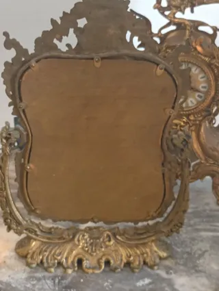 Espejo de mesa dorado antiguo tiene el espejo roto