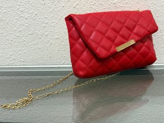 Bolso de mano rojo acolchado con cadena dorada