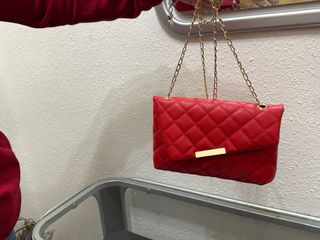 Bolso de mano rojo acolchado con cadena dorada