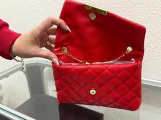 Bolso de mano rojo acolchado con cadena dorada