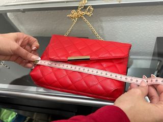 Bolso de mano rojo acolchado con cadena dorada