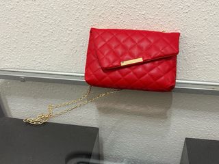 Bolso de mano rojo acolchado con cadena dorada