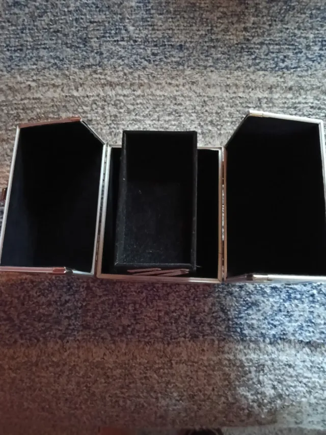 Maletín de cosmética plateado y negro