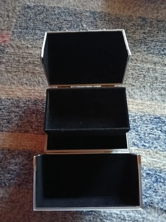 Maletín de cosmética plateado y negro