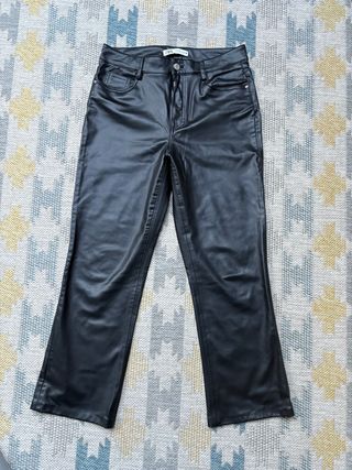 Pantalón efecto piel Zara Talla 38