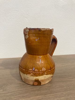 Jarra antigua de barro