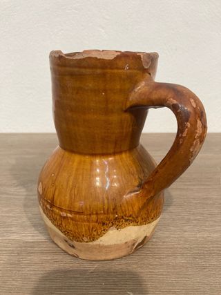 Jarra antigua de barro