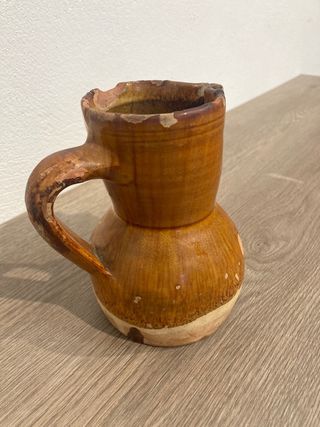 Jarra antigua de barro