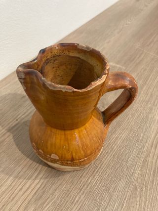Jarra antigua de barro