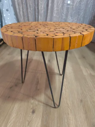 Mesa exterior artesanal de madera