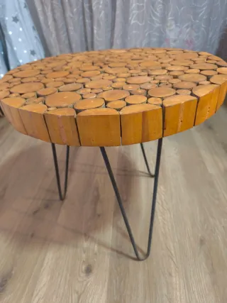 Mesa exterior artesanal de madera