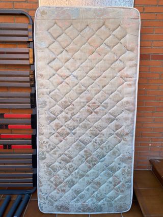Cama individual con colchón, esta Perfectamente