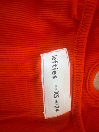 Top rojo con tiras cruzadas