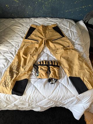 Pantalones y Guantes Snowboard Oakley