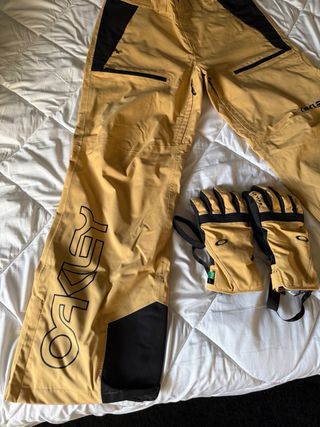 Pantalones y Guantes Snowboard Oakley
